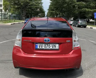 Wnętrze Toyota Prius do wynajęcia w Gruzji. Doskonały samochód 5-osobowy. ✓ Skrzynia Automatyczna.