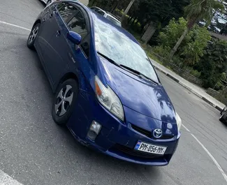 Wynajmij Toyota Prius 2010 w Gruzji. Paliwo: Hybryda. Moc: 170 KM ➤ Koszt od 80 GEL za dobę.