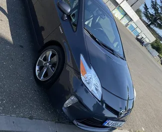 Wynajmij Toyota Prius 2012 w Gruzji. Paliwo: Hybryda. Moc: 170 KM ➤ Koszt od 82 GEL za dobę.