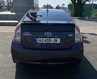 Wnętrze Toyota Prius do wynajęcia w Gruzji. Doskonały samochód 5-osobowy. ✓ Skrzynia Automatyczna.