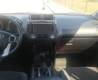 Wynajmij Toyota Land Cruiser Prado 2015 w Azerbejdżanie. Paliwo: Benzyna. Moc:  KM ➤ Koszt od 90 AZN za dobę.
