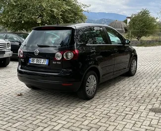 Volkswagen Golf Plus 2008 do wynajęcia na lotnisku w Tiranie. Limit przebiegu nieograniczony.