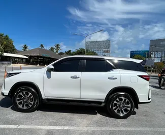 Wynajem samochodu Toyota Fortuner nr 8104 (Automatyczna) na lotnisku Samui, z silnikiem 2,4l. Diesel ➤ Bezpośrednio od Alonggorn w Tajlandii.