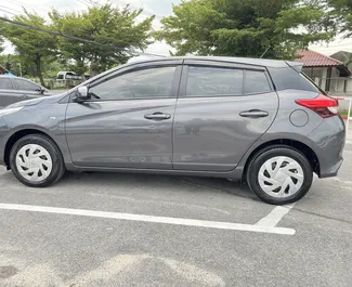 Wynajem samochodu Toyota Yaris Ativ nr 8107 (Automatyczna) na lotnisku Samui, z silnikiem 1,2l. Benzyna ➤ Bezpośrednio od Alonggorn w Tajlandii.