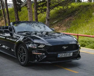 Wynajmij Ford Mustang Cabrio 2018 w Gruzji. Paliwo: Benzyna. Moc: 310 KM ➤ Koszt od 233 GEL za dobę.