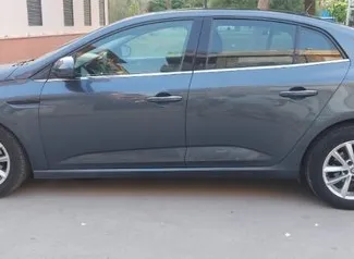 Renault Megane Sedan – samochód kategorii Komfort na wynajem w Turcji ✓ Depozyt 400 USD ✓ Ubezpieczenie: OC, CDW, SCDW.