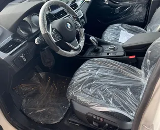 Wynajmij BMW X1 2021 w ZEA. Paliwo: Benzyna. Moc: 228 KM ➤ Koszt od 394 AED za dobę.