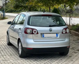 Wynajmij Volkswagen Golf Plus 2006 w Albanii. Paliwo: Diesel. Moc: 140 KM ➤ Koszt od 35 EUR za dobę.