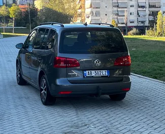 Wynajmij Volkswagen Touran 2012 w Albanii. Paliwo: Diesel. Moc: 100 KM ➤ Koszt od 25 EUR za dobę.