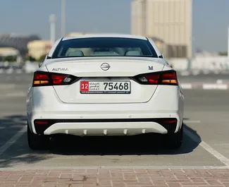 Wynajmij Nissan Altima 2022 w ZEA. Paliwo: Benzyna. Moc: 188 KM ➤ Koszt od 120 AED za dobę.