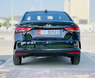 Wynajmij Hyundai Accent 2023 w ZEA. Paliwo: Benzyna. Moc: 123 KM ➤ Koszt od 80 AED za dobę.