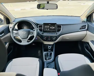 Wnętrze Hyundai Accent do wynajęcia w ZEA. Doskonały samochód 5-osobowy. ✓ Skrzynia Automatyczna.