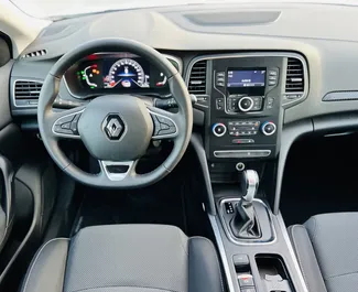 Renault Megane Sedan – samochód kategorii Komfort na wynajem w ZEA ✓ Bez Depozytu ✓ Ubezpieczenie: OC, FDW, Młody.