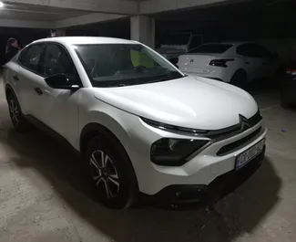 Citroen C4 X 2023 do wynajęcia na lotnisku w Tbilisi. Limit przebiegu nieograniczony.