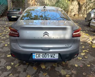 Citroen C4 X 2023 do wynajęcia na lotnisku w Tbilisi. Limit przebiegu nieograniczony.