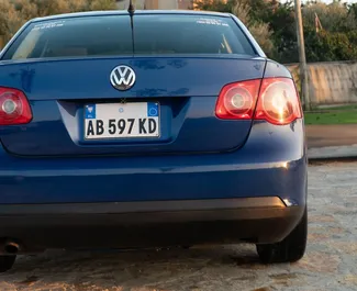 Wynajmij Volkswagen Jetta 2009 w Albanii. Paliwo: Diesel. Moc: 140 KM ➤ Koszt od 26 EUR za dobę.