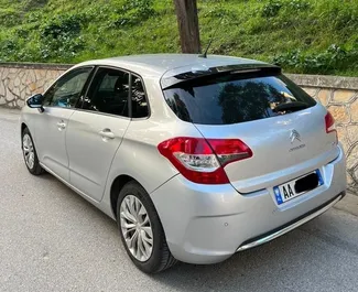 Wynajmij Citroen C4 2016 w Albanii. Paliwo: Diesel. Moc: 130 KM ➤ Koszt od 20 EUR za dobę.