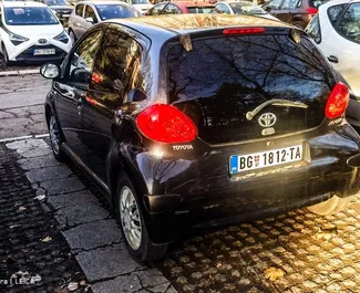 Toyota Aygo 2018 do wynajęcia na lotnisku w Belgradzie. Limit przebiegu nieograniczony.