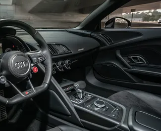 Wnętrze Audi R8 Cabrio do wynajęcia w ZEA. Doskonały samochód 2-osobowy. ✓ Skrzynia Automatyczna.