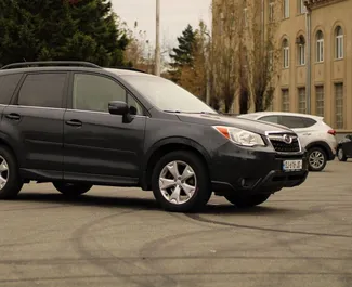 Wnętrze Subaru Forester do wynajęcia w Gruzji. Doskonały samochód 5-osobowy. ✓ Skrzynia Automatyczna.