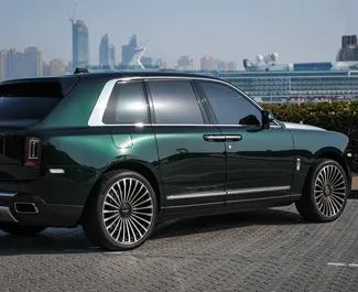 Wypożyczalnia Rolls-Royce Cullinan w Dubaju, ZEA ✓ Nr 8410. ✓ Skrzynia Automatyczna ✓ Opinii: 0.