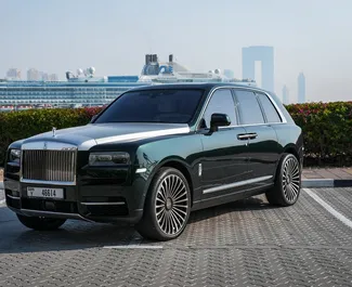 Wynajmij Rolls-Royce Cullinan 2021 w ZEA. Paliwo: Benzyna. Moc: 592 KM ➤ Koszt od 3840 AED za dobę.