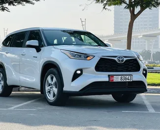 Wypożyczalnia Toyota Highlander Hybrid w Dubaju, ZEA ✓ Nr 8426. ✓ Skrzynia Automatyczna ✓ Opinii: 3.