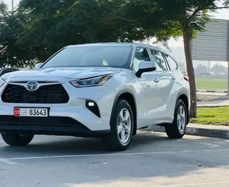 Wynajmij Toyota Highlander Hybrid 2023 w ZEA. Paliwo: Benzyna. Moc: 195 KM ➤ Koszt od 170 AED za dobę.