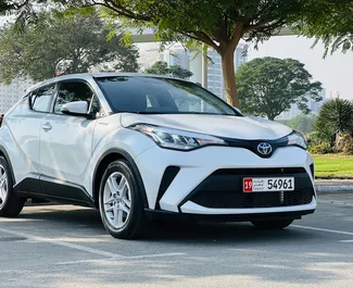 Wynajmij Toyota C-HR 2023 w ZEA. Paliwo: Hybryda. Moc: 160 KM ➤ Koszt od 110 AED za dobę.