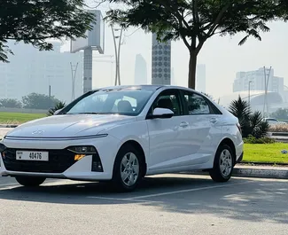 Wynajmij Hyundai Accent 2024 w ZEA. Paliwo: Benzyna. Moc: 123 KM ➤ Koszt od 85 AED za dobę.