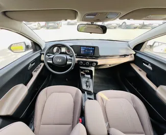 Wnętrze Hyundai Accent do wynajęcia w ZEA. Doskonały samochód 5-osobowy. ✓ Skrzynia Automatyczna.