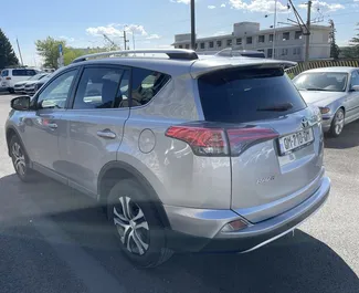 Toyota Rav4 2018 do wynajęcia na lotnisku w Tbilisi. Limit przebiegu nieograniczony.