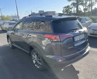 Toyota Rav4 2017 do wynajęcia na lotnisku w Tbilisi. Limit przebiegu nieograniczony.