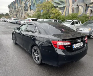 Toyota Camry 2014 do wynajęcia na lotnisku w Tbilisi. Limit przebiegu nieograniczony.