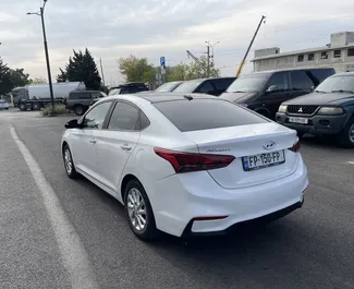 Hyundai Accent 2017 do wynajęcia na lotnisku w Tbilisi. Limit przebiegu nieograniczony.