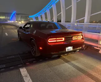 Wnętrze Dodge Challenger do wynajęcia w ZEA. Doskonały samochód 4-osobowy. ✓ Skrzynia Automatyczna.