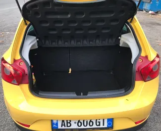 Wnętrze Seat Ibiza do wynajęcia w Albanii. Doskonały samochód 5-osobowy. ✓ Skrzynia Manualna.