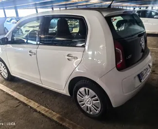 Volkswagen Up! 2019 do wynajęcia na lotnisku w Belgradzie. Limit przebiegu nieograniczony.