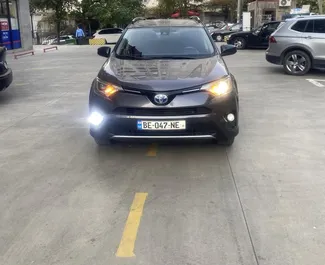 Wnętrze Toyota Rav4 do wynajęcia w Gruzji. Doskonały samochód 5-osobowy. ✓ Skrzynia Automatyczna.