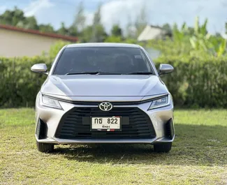 Wynajmij Toyota Yaris Ativ 2022 w Tajlandii. Paliwo: Benzyna. Moc:  KM ➤ Koszt od 700 THB za dobę.