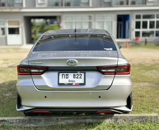 Toyota Yaris Ativ 2022 do wynajęcia na lotnisku w Phuket. Limit przebiegu nieograniczony.