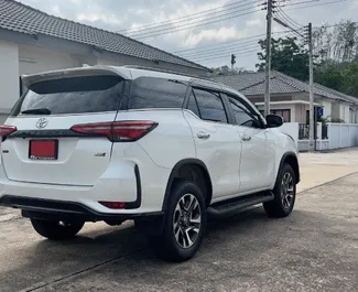 Wynajmij Toyota Fortuner 2024 w Tajlandii. Paliwo: Diesel. Moc: 200 KM ➤ Koszt od 1700 THB za dobę.