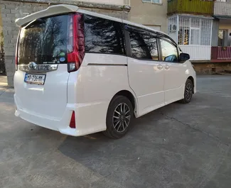 Toyota Noah 2020 do wynajęcia na lotnisku w Kutaisi. Limit przebiegu nieograniczony.