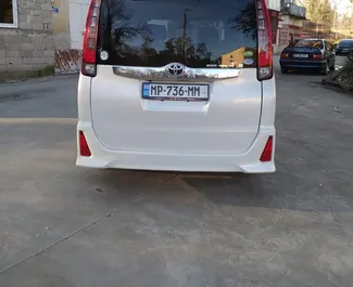 Wnętrze Toyota Noah do wynajęcia w Gruzji. Doskonały samochód 7-osobowy. ✓ Skrzynia Automatyczna.