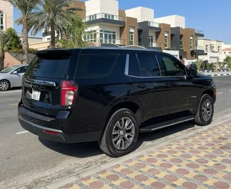 Wynajmij Chevrolet Tahoe 2023 w ZEA. Paliwo: Benzyna. Moc: 343 KM ➤ Koszt od 550 AED za dobę.