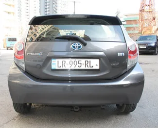 Wynajmij Toyota Prius C 2012 w Gruzji. Paliwo: Hybryda. Moc: 99 KM ➤ Koszt od 75 GEL za dobę.