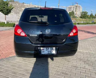 Wnętrze Nissan Tiida do wynajęcia w Armenii. Doskonały samochód 5-osobowy. ✓ Skrzynia Automatyczna.