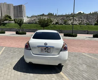 Wnętrze Nissan Altima do wynajęcia w Armenii. Doskonały samochód 5-osobowy. ✓ Skrzynia Automatyczna.