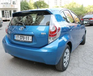 Wynajmij Toyota Prius C 2013 w Gruzji. Paliwo: Hybryda. Moc: 99 KM ➤ Koszt od 73 GEL za dobę.