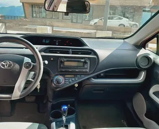 Toyota Prius C 2014 do wynajęcia w Tbilisi. Limit przebiegu nieograniczony.